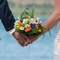 Свекруха до нас на весілля йти не хотіла, мені довелося її вмовляти. А коли зійшлися гості, то вона поважно мовила, що краще б я не купувала весільну сукню, а одягла звичайну вечірню, а на ці гроші