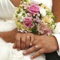 Юрій заміняв їй батька, друга і коханця. Він не приховував, що одружений, а Оля ніколи не цікавилася тієї його стороною життя.