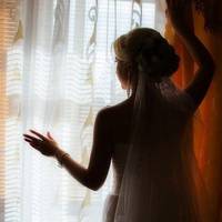 На моє весілля батько не приїхав, була лише мама. Коли свято скінчилося, вона підійшла і вручила конверт від батька, в ньому було 5 тисяч гривень. Мама відразу поспішила додому, нічого не пояснюючи.