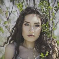 Наталя складала в важкі сумки всі продукти, які мама їй наготувала в селі. Вона спішили до свого коханого в місто, хотіла зробити сюрприз. В той день вона вперше побачила його наречену