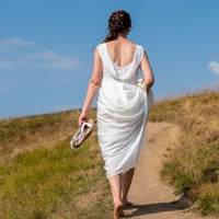 Через 2 роки Олександр покликав нашу доньку заміж. А вже через три тижні ми познайомилися зі своїми сватами. Сваха сказала, що весілля буде в звичайній їдальні біля їхнього будинку, бо вона хоче покл