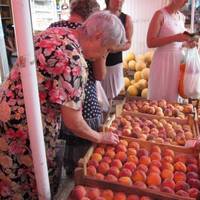 Киянка: Була сьогодні на ринку, хотіла купити персиків. А там торгують молоді хлопець з дівчиною, обом не більше 20 років…