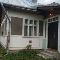 Донька з зятем жили в моїй хаті в селі, а потім сказали, що вона стара: стіни цвітуть, хилиться, скоро розвалиться. І всі втрьох поїхали в місто.