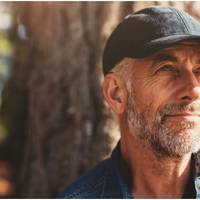 В цьому році мені виповнилося 60 років і я прийняв рішення піти з сім’ї. З дружиною я прожив 35 років, у нас є донька, але весь цей час я любив Ірину, з якою у мене є син.