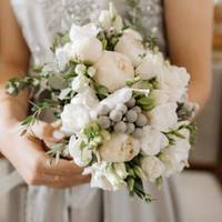 На весілля донька сказала не приходити, а коли йшла, залишила пакет. З нього стирчала та сама сукня, яку вони з мамою вибирали разом. Родичі чоловіка сказали, що вона старомодна.