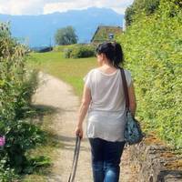 У нас на роботі був корпоратив. Я йти не хотіла, але чоловік знову не прийшов на вечерю. Тоді я зібралася, діти якраз ночували в бабусі, і пішла. Вечір в ресторані був веселий, ми співали і веселилися