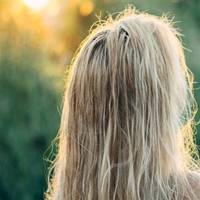 На мій день народження моя подруга Ірина прийшла без настрою, перерила всі мої подарунки, говорила гостям, що страви зовсім не смачні. Вона хотіла бути нареченою того хлопця.