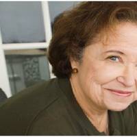 Ми з чоловіком купили будинок і запросили на новосілля його родичів. Але ніхто з гостей не був радий за нас, що було видно по їх перешіптуванню один з одним.