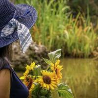 Чоловік щомісяця дає гроші своїй сестрі, коли отримує зарплату. Свекруха і її мама живуть бідно, але грошей вони у нас не просять. Чоловік сказав, що перестане давати їй гроші, коли вона вийде заміж,