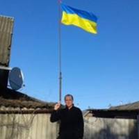 “Не всі тут зомбі”: Росіянин оголосив свої 22 “сотки” територією України і повісив біля дому український прапор…