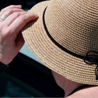 Мама мене залишила зовсім маленькою. Спочатку відвідувала частенько, потім все рідше, а згодом взагалі перестала з’являтися.