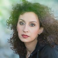 В один день Іван повідомив мені, що він покохав іншу жінку і йде жити до неї. А весь цей час я думала, що він сидить допізна на роботі, їздить у відрядження. Весь час він був з нею.