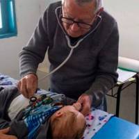 “Буду працювати, поки зможу”: 92-річний педіатр безкоштовно ходить до бідних дітей