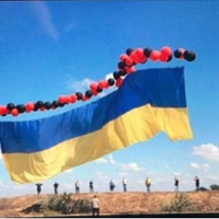 У небо над Кримом запустили величезний прапор України