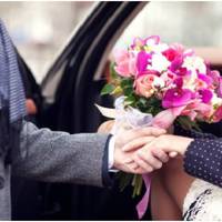 На п’ятдесятиріччя мами Олександр купив величезний букет і замовив ресторан. Цей вечір він хотів присвятити лише їй, але раптом Олександру подзвонили з роботи і попросили терміново приїхати.