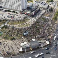 Тисячі людей на Пушкінській. Мінськ прийшов на прощання з героєм: квіти і свічки повсюду