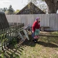 Сьогодні Марії виповнилося 70. Старша донечка весь день крутилася біля мами. Галина зранку встала перша. Попоралася по господарству, смачні страви приготувала, все поставила на стіл.