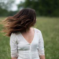 У мене в класі була однокласниця, яка вважала себе красунею. Олені я дуже не подобалася, через це учні в класі навіть зі мною не спілкувалися. Я знала, що я негарна, але хіба це головне в житті?