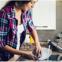 В той вечір я прийшла з роботи втомлена, на кухні було багато немитого посуду. Я поїла, поклала ще кілька тарілок в мийку і пішла спати. Зранку побачила, що весь посуд помитий, а чоловіка немає.