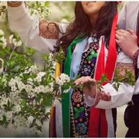 Данило, все-таки, одружився з Любою, а Олена, як і обіцяла, відмовилася від сина. Не спілкувалися вони 10 років, поки Олена не занедужала. Не думала вона, що саме невістка допоможе їй