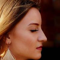 Зараз я дуже щаслива жінка в другому шлюбі. Маю доброго чоловіка. Шкодую лише про одне – що не розлучилася раніше, а роками чекала, що всі наші проблеми підуть самі.