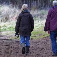 День народження у моєї доньки місяць тому був, так вона напередодні так сумувала. Говорила, що погано їй. В 36 вона нуль без палички, ні сім’ї, ні дітей, живе й досі з батьками.