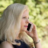 Галині зателефонувала донька, сказала, що чоловіка звільнили з роботи, тепер вони з двома дітьми не мають чим заплатити за орендовану квартиру. Наталя попросила допомоги у матері.