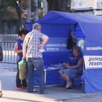 В Дніпрі погромили палатку «ОПЗЖ»: «Референдуму тобі треба, так?»