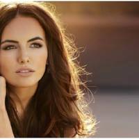 Василь зізнався, що вже три роки, як одружений, і вдома його чекають дружина і маленька донечка. Христина втекла з села від почуттів і повернулася лише через п’ять років.