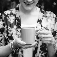 – Послухайте мене, я не можу вас прийняти у себе, мені терміново потрібно виїхати у відрядження. Доведеться вам пошукати готель, тітка Клава оплатить. – Швидко відправивши неочікуваних гостей, Оля мит