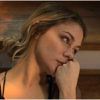 Андрій ходив дуже сумний і задуманий, і грошей в домі ставало менше. То ж Анастасія припустила, що в чоловіка з’явилася інша жінка. Настя прямо запитала чоловіка, що з ним коїться.