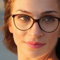 Сашко прийшов додому о дванадцятій годині – тоді, коли від мого каяття і провини не залишилося і сліду. Спокійна, домовита жінка зникла, випарувалася разом зі сльозами на подушці, і на її місці знову