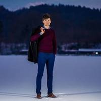 На наступний ранок, в квартирі Ірини пролунав дзвінок, і верткий хлопчисько вручив їй паперовий пакет, в якому вона знайшла журнал. З обкладинки на неї дивився усміхнений Михайло