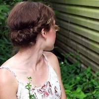 Якось Олені зателефонував син. Він просив, щоб мама звільнилася з роботи і сиділа з їх синочком. Вони платитимуть їй, як няні. Олена приїжджає до сина щодня до восьмої ранку.