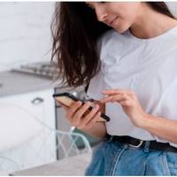 Світлана не встигла відключитися від розмови, все ще притискала до вуха телефон. І тут почула, що чоловік продовжує розмову, але вже не з нею. Світлана прислухалася – чоловік розповідав комусь саме п