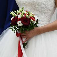 Сестра мого чоловіка передала запрошення на весілля. Відкриваємо, читаємо. Упс, мого імені там немає. Тільки чоловіка. Запрошують тільки його