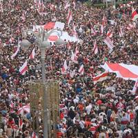 До 300 тисяч людей вийшли на «Марш нової Білорусі»: подивіться що зараз там відбувається – вражаючі відео