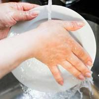 Коли зіграли весілля, Марія впустила доньку з зятем жити до себе, але тимчасово. Вони домовилися, що молоді відкладатимуть гроші і візьмуть квартиру в кредит.