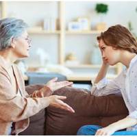 Зараз ми з чоловіком збираємо гроші на нову машину, і думали, що свекруха нам допоможе. Але у неї свої думки з цього приводу. Днями вона з моєї шафи забрала половину речей.