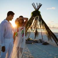 Напередодні весілля приїхала моя мама. Тут-то і почався справжній концерт. Коли майбутня свекруха побачила її, просто зірвалася з ланцюга, почала кричати, що ми (тобто я з мамою) все її життя споганил