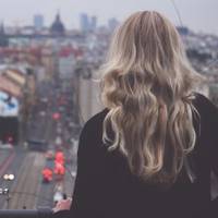 Мамі моїй ми просто так грошей ніколи не даємо. Вона сидить з нашою донькою від і до. Приходить вже о восьмій ранку і йде в сьомій вечора, коли ми з роботи повертаємося.