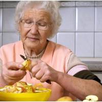 Уже кілька днів дочка з дитиною приходить до мене ввечері на вечерю. Я годую їх тим, що є у мене в холодильнику. Чим харчується зять, невідомо. Я сказала, що годувати його я не зобов’язана.