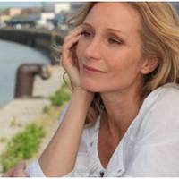 Зранку я прибирала в шафі і знайшла у чоловіка нову сорочку, яку я йому точно не купувала. Коли чоловік повернувся з роботи, я підняла тему сорочки. Він зізнався, що давно кохає іншу жінку.