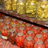 Десь посеред літа я збираю усю консервацію, яку мені привозила свекруха, зі свого балкону, банок 50, і викидаю її на смітник. Колись я її викидала з банок і всі їх перемивала.