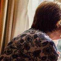 Олена нещодавно вийшла на пенсію, тепер вона дуже часто телефонує доньці: щодня рано і ввечері, а інколи й вдень. Ганна телефон не бере, каже, що дзвінка не чула, але й сама ніколи не передзвонить.