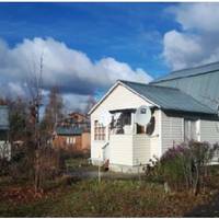 Кілька місяців тому чоловік повідомив, що біля його мами по сусідству продається маленький будиночок. Я глянула фотографії, все дійсно чудово, будиночок невеличкий, але компактний.