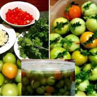 Ці помідори завжди з’їдаються першими. В минулому році я взяла рецепт у сусідки, зробила трошки і не вистачило, тому цього року зроблю подвійну порцію. Гостренькі, неймовірно смачні, до печеної карто