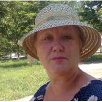 Тепер я тільки в соцмережах бачу рідкісні фото сина з невісткою і свого внука. Живуть в якійсь крихітній кімнаті. На фото сімейна вечеря: син з невісткою їдять пісну гречку, яблука на столі.