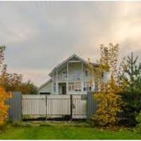 Я повернулася з дітьми з прогулянки і пішла на кухню. За столом сидів мій чоловік і їв плов. Навколо нього клопоталася свекруха. – О, з’явилася! – вигукнула вона.