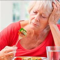 Вчора прокинулася серед ночі, дивлюся, світло горить в квартирі. Ну, звичайно, то ж Микола, зять мій, залишив. Дві години ночі, а він сидить на кухні, нарізав собі бутербродів з ковбасою, чай п’є, що